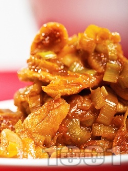 Вкусна свинска кавърма със сушени смокини и праз лук в тенджера - снимка на рецептата